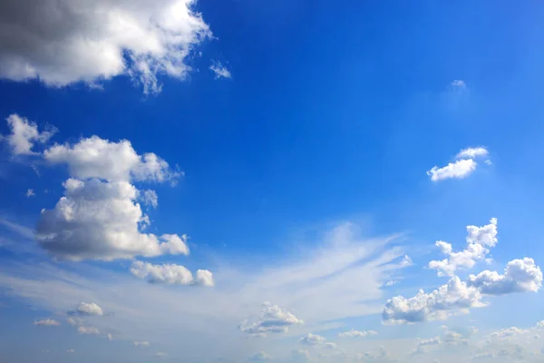 Blauwe lucht met grote wolken. Natuur achtergrond. — Stockfoto