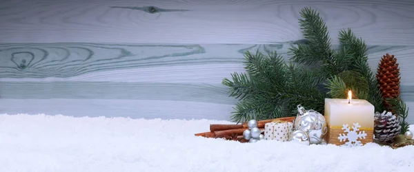 Fondo de Navidad con vela de Adviento y decoración . — Foto de Stock