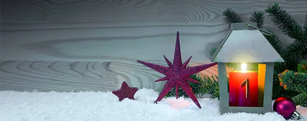 První dobrodružství. Vánoční lucerna na bílém sněhu a červené hvězdy. — Stock fotografie