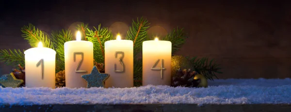 Cztery świece Adwent i dekoracji. . Boże Narodzenie tło. — Zdjęcie stockowe