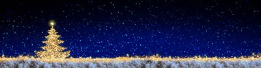 Altın Noel ağacı ve mavi gökyüzü. Noel arkaplanı.