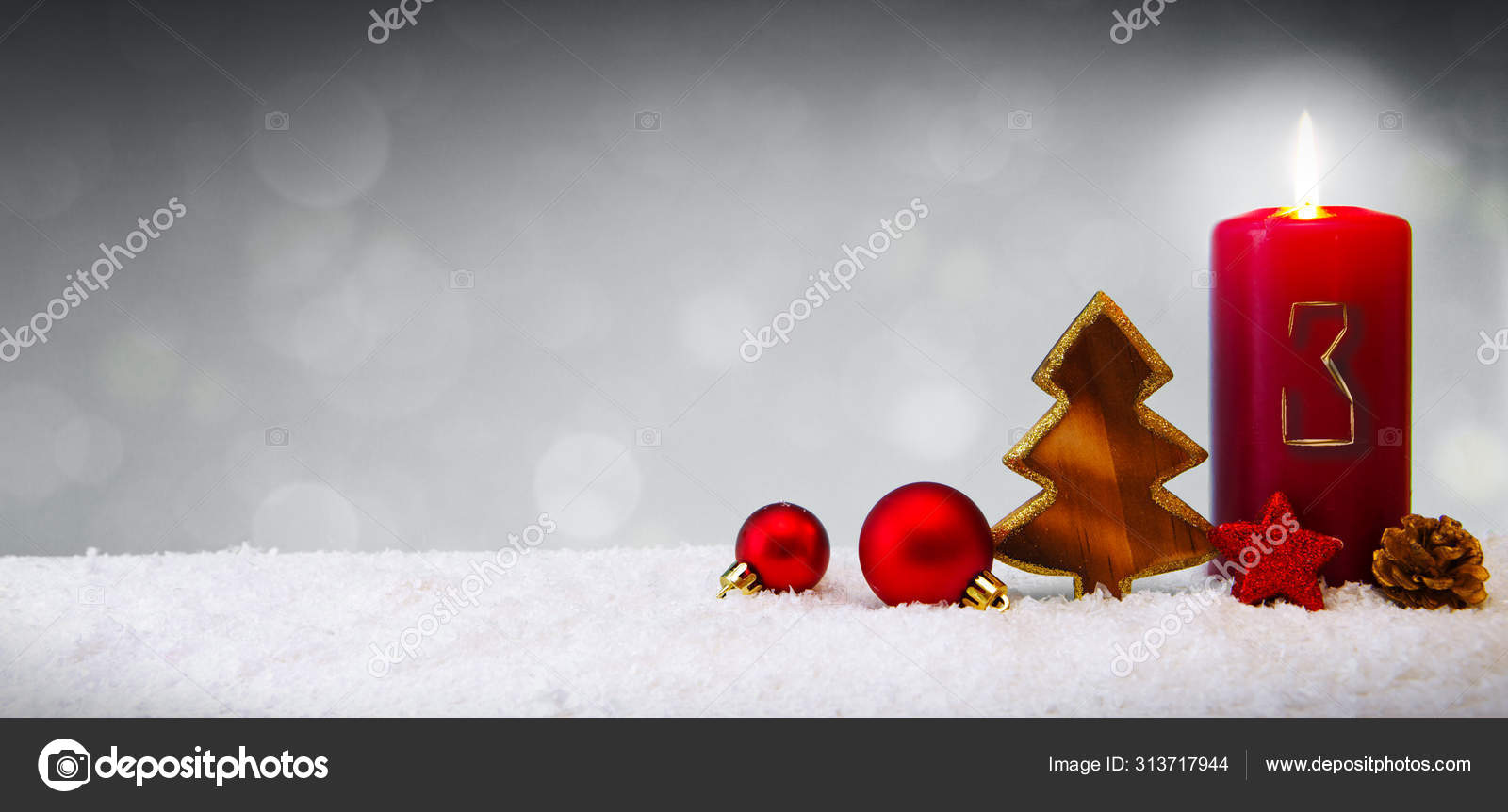 第三次降临。圣诞背景，带有降临蜡烛和红色装饰. ——图库图片© swkunst #313717944, image size:1600x862