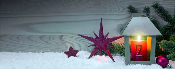 Druhé dobrodružství.Vánoční lucerna na bílém sněhu a červené hvězdy. — Stock fotografie
