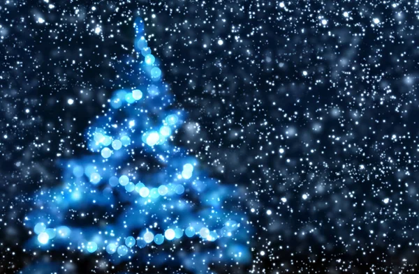 白い雪に覆われたクリスマスツリー。冬の背景. — ストック写真