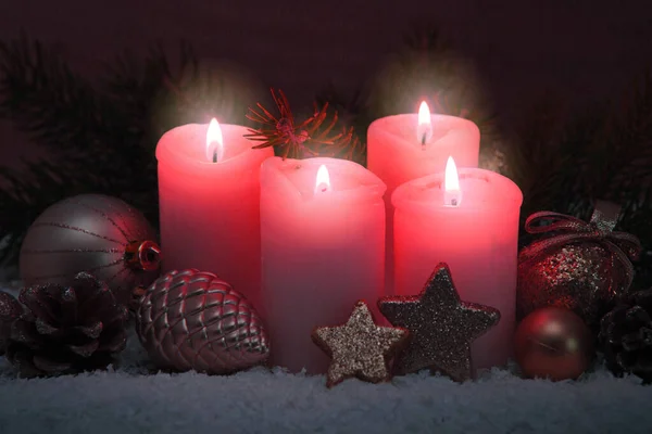 Čtyři růžové hořící adventní svíčky. Vánoční přání. — Stock fotografie