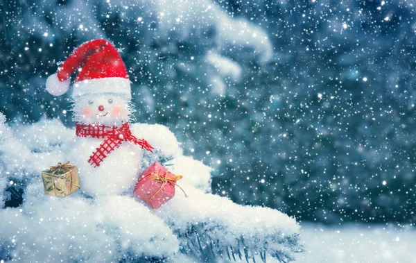 Fundo de Natal com boneco de neve com cachecol vermelho e chapéu de santa claus  . — Fotografia de Stock