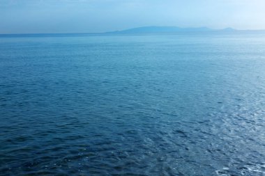 Parlak mavi su dalgalanması arka planı. Seyahat arkaplanı.