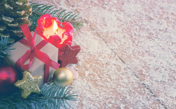 Rode adventskaars en geschenkdoos. Kerstkaart . — Stockfoto