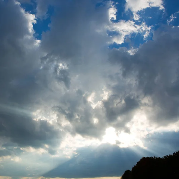 Blauer Himmel mit großen Wolken bei Sonnenuntergang. Abstrakter Hintergrund. — Stockfoto