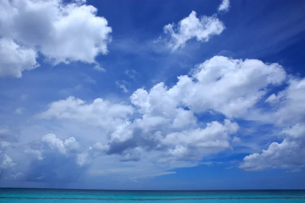 Karayipler denizi ve bulutlar gökyüzü. Seyahat arkaplanı. — Stok fotoğraf
