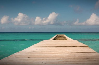 Rıhtımdan ve mavi gökyüzü ile güzel Karayip denizinden manzara.
