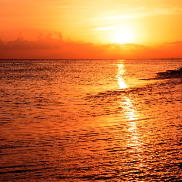 カリブ海のビーチでの日没. — ストック写真