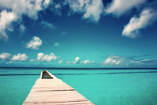 Vue de la jetée et belle mer des Caraïbes avec ciel bleu . — Photo