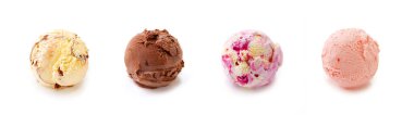 Dört top meyveli dondurma izole edilmiş. .
