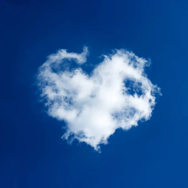 Cloud-shaped heart on a blue spring sky. — Stock Photo, Image
