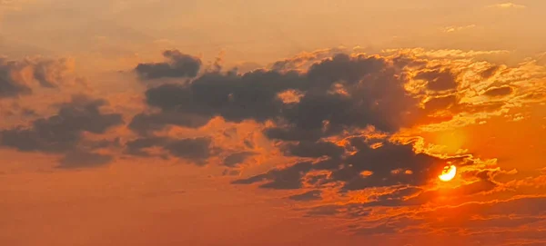 Bunte dramatische Himmel mit großen Wolken und Sonnenuntergang — Stockfoto