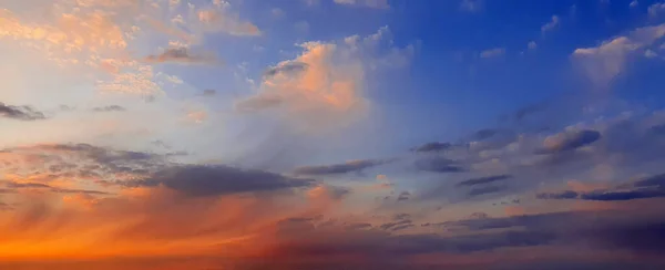 Colorido cielo dramático con grandes nubes y puesta de sol — Foto de Stock
