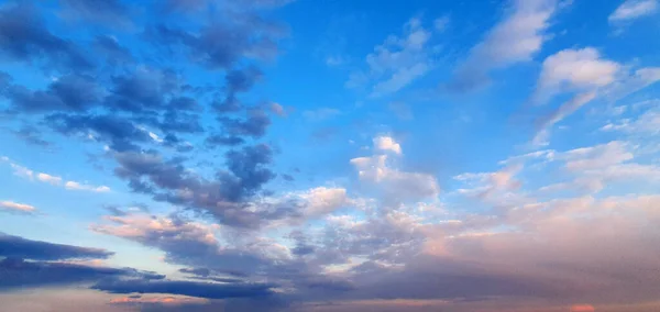 Bunte dramatische Himmel mit großen Wolken und Sonnenuntergang — Stockfoto