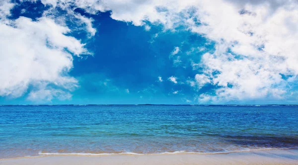 カリブ海と雲の空。旅行の背景. — ストック写真