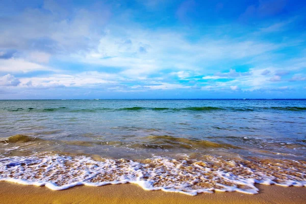 Caribische zee en blauwe wolken hemel. Reizen-achtergrond. — Stockfoto