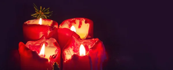 Quatro velas vermelhas queimando Advento e decoração. .. Fundo de Natal. — Fotografia de Stock