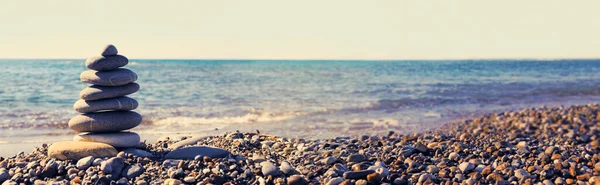 Denizde doğa kavramını gevşet. Spa gri taşları sahilde dengede duruyor.. — Stok fotoğraf