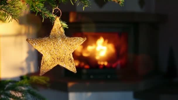Vánoční hvězda proti kamennému krbu. Bokeh dovolená světlo pozadí. — Stock video