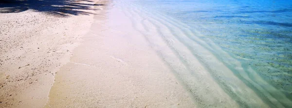 Tropischer Strand der Malediven mit weißem Sand und blauem Himmel. — Stockfoto