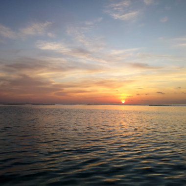 Renkli okyanus plajı gün batımı. Tropik Maldivler plajı..