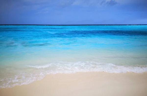 Trópusi Maldív-szigetek strand fehér homok és kék ég. — Stock Fotó