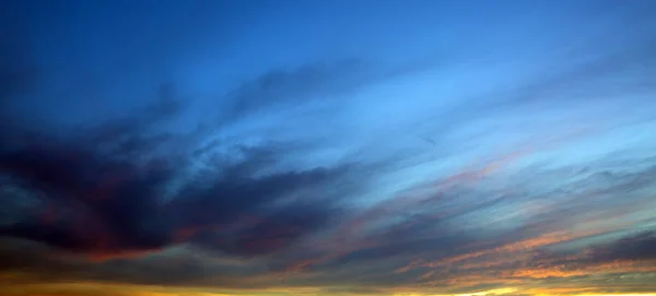 Belo pôr-do-sol. Natureza fundo com céu colorido . — Fotografia de Stock
