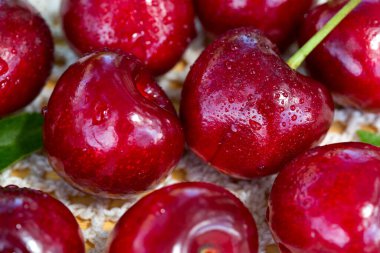 Büyük kırmızı kirazları su damlalarıyla kapatın..