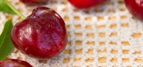 Primo piano di grandi ciliegie rosse con gocce d'acqua. — Foto Stock