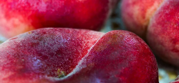 Крупним планом великі червоні персики з краплями води . — стокове фото