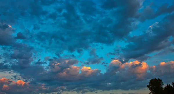 Nuvens e fundo azul céu com espaço de cópia. — Fotografia de Stock
