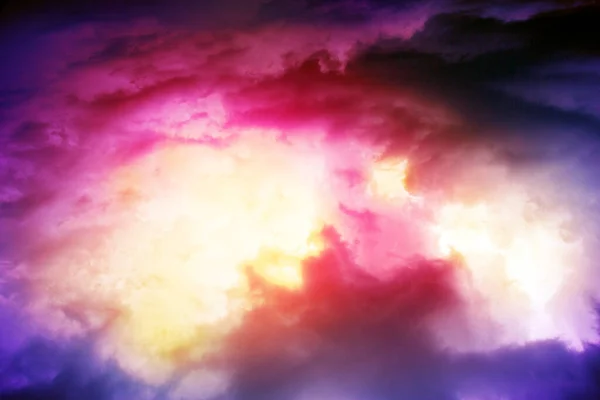 Luz del atardecer y cielo colorido con grandes nubes. — Foto de Stock