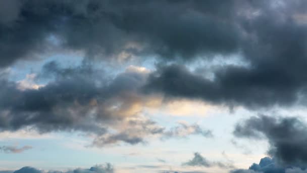 Gri bulutlu, hızlandırılmış fırtına gökyüzü. Hareketli bulutlar.. — Stok video
