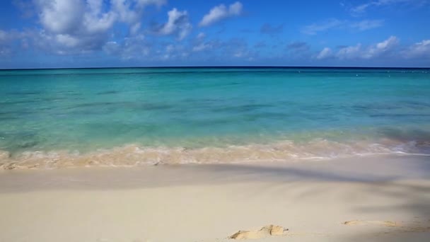 Mer des Caraïbes et ciel nuageux bleu. — Video