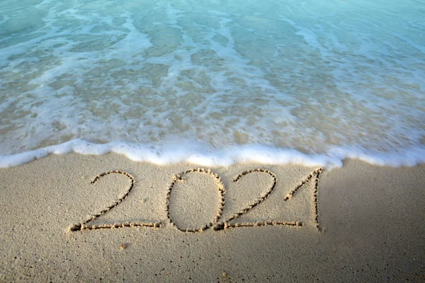 Il nuovo anno 2021 è in arrivo il concetto sulla spiaggia tropicale. — Foto Stock