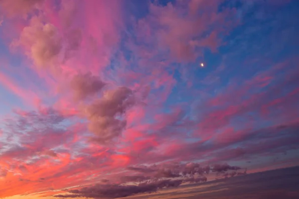Beautiful sunset clouds background,dramatic cloud and colorful sky — Stock Photo, Image
