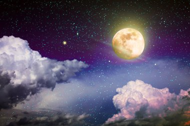 Dolunay ve yıldızlar karanlık gece gökyüzünde .