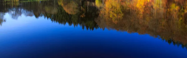 Reflexão outono árvores coloridas no lago da floresta. — Fotografia de Stock