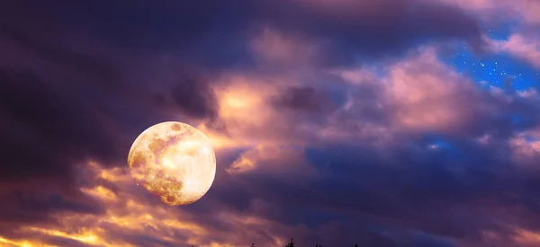 Cielo nocturno y luna llena. Fondo abstracto. — Foto de Stock