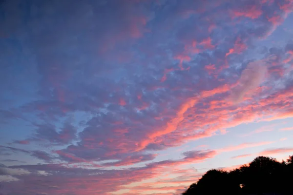 Nubes del atardecer fondo, nube dramática y cielo colorido — Foto de Stock