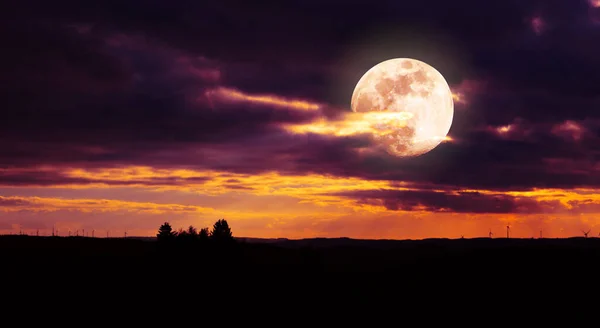 五彩缤纷的夜空中的满月。背景摘要. — 图库照片