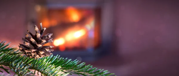 크리스마스 트리에는 벽난로에 전나무 원추체가 붙어 있다. — 스톡 사진