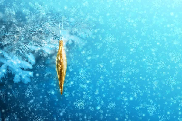 Mavi kar arkaplanında izole edilmiş Altın Noel sarkıtı. — Stok fotoğraf