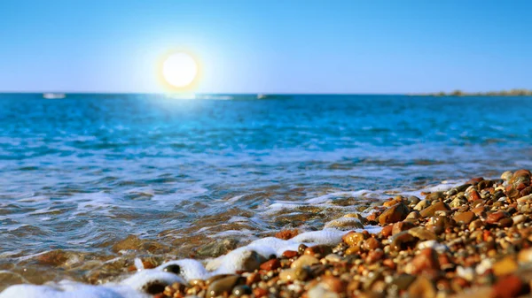 Zonneschijn op zee achtergrond. Zomer landschap met zee en kiezelstrand . — Stockfoto