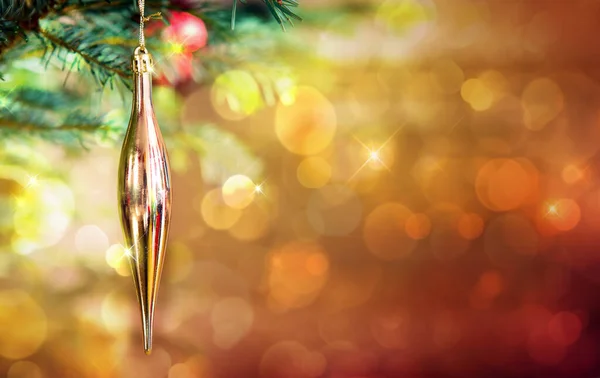 Golden Christmas Icicle izolowane na rozmytym tle bokeh. — Zdjęcie stockowe