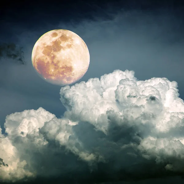 Nachthimmel mit Vollmond und Wolken. Natur abstrakter Hintergrund. — Stockfoto